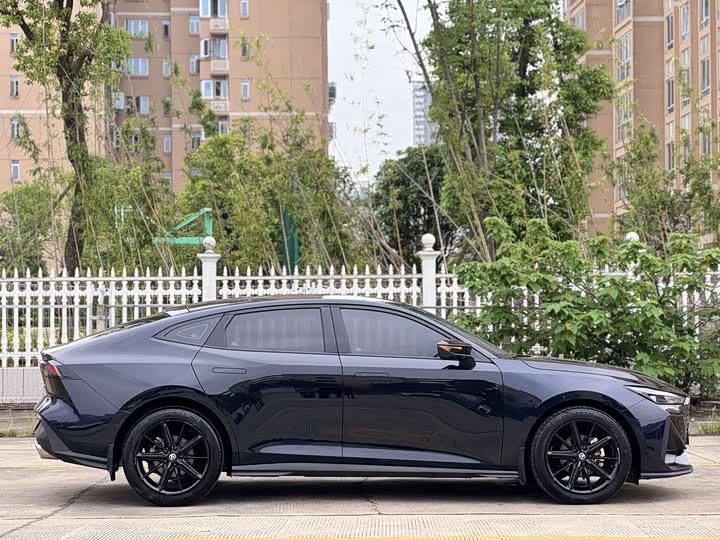 Changan UNI-V 2023 1.5 T Premium — фото 4