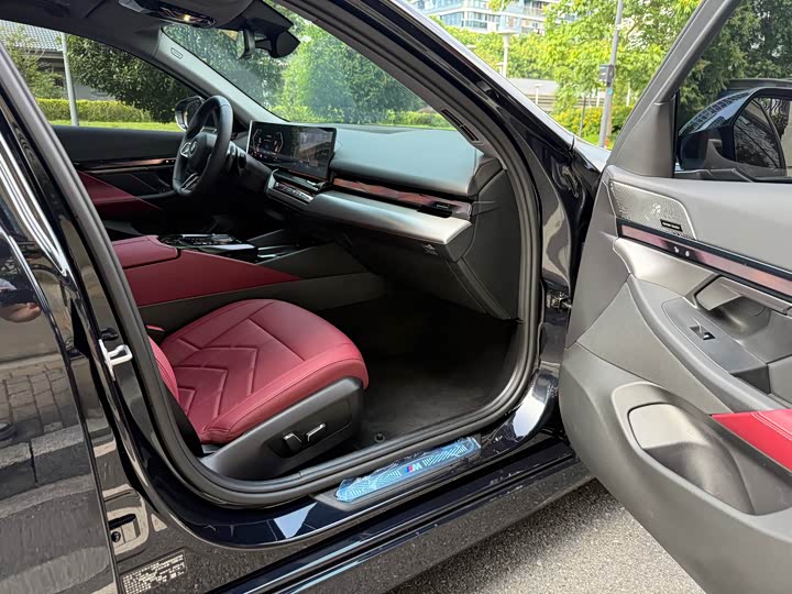 BMW 5-Series 2025 530 Li Leading M — фото 16