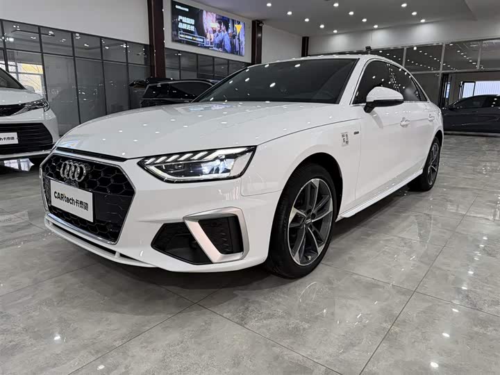 Audi A4L 2022 40 TFSI — фото 1