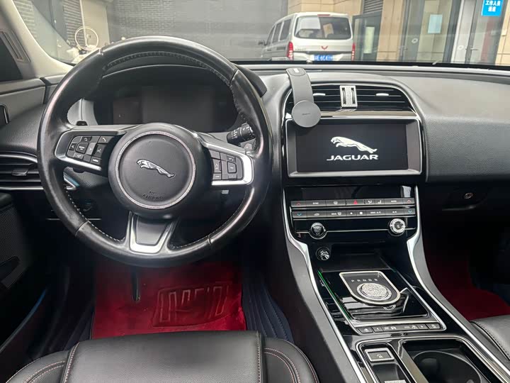 Jaguar XEL 2019 2.0 T 200 PS — фото 12