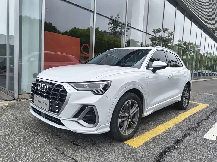 Audi Q3 2023 40 TFSI — фото 1