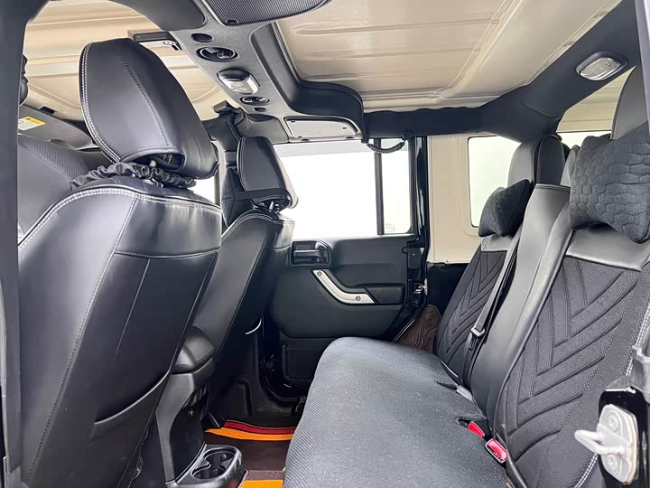 Jeep Wrangler — фото 17