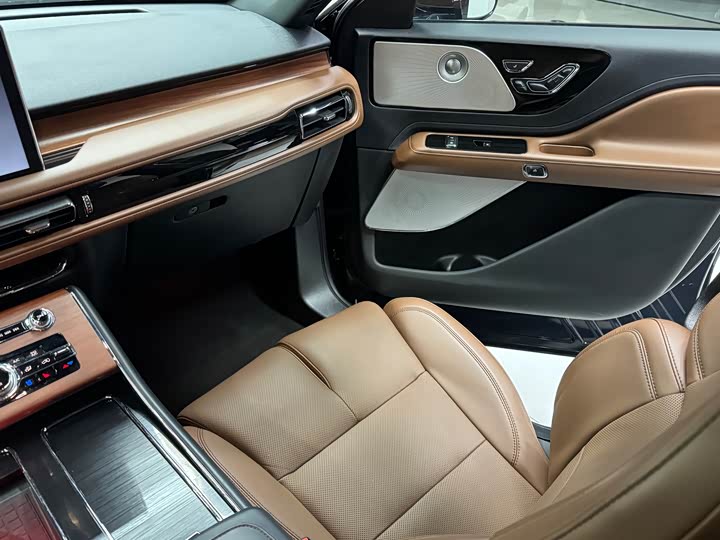 Lincoln Aviator — фото 15
