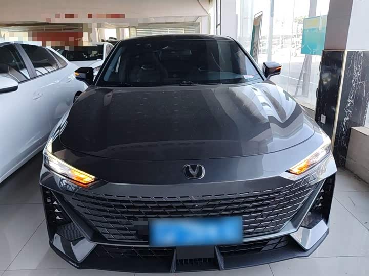 Changan UNI-V 2023 1.5 T Premium — фото 3