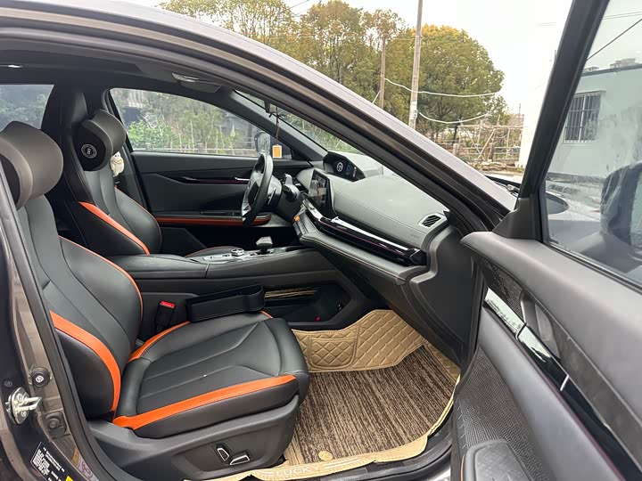 Changan UNI-V 2023 1.5 T Premium — фото 11