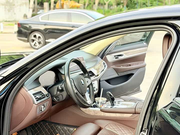 BMW 7 Series 740Li продвинутая люкс-пакет — фото 7