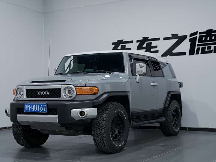 Toyota FJ 2023 4.0 L AT — фото 1