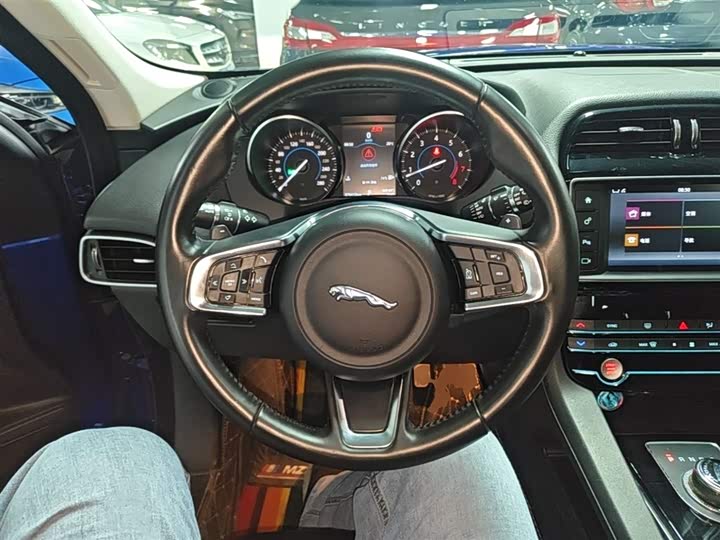 Jaguar F-PACE 2018 2.0 T 4 WD — фото 11