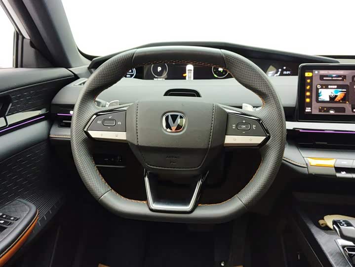 Changan UNI-V 2022 1.5 T Premium — фото 15