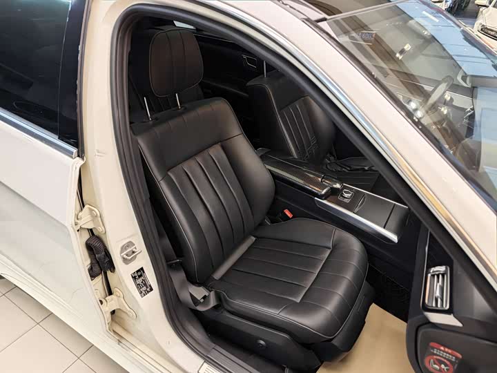 Mercedes-Benz E-Class 2015 E 200 L Sport — фото 33