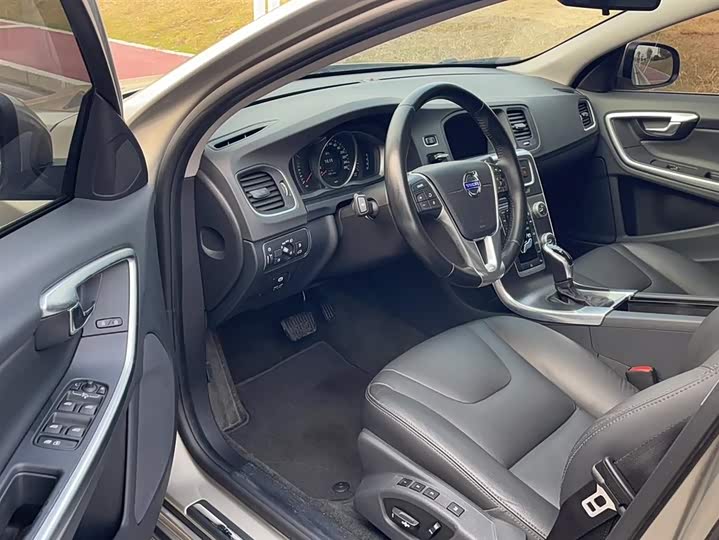 Volvo V60 2015 T 5 — фото 23