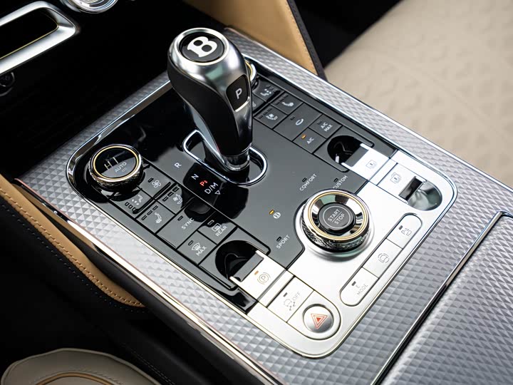 Bentley Flying Spur — фото 10