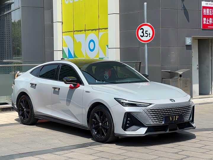 Changan UNI-V 2022 1.5 T Premium — фото 1