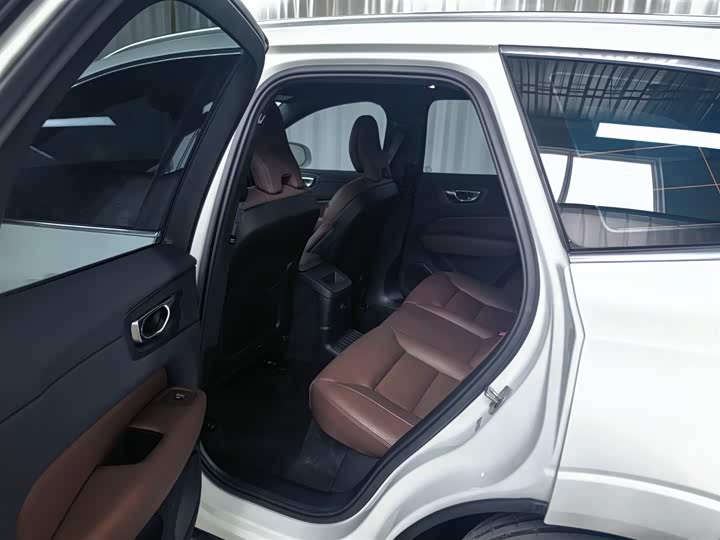 Volvo XC60 Hybrid 2025 Hybrid 4 WD — фото 12