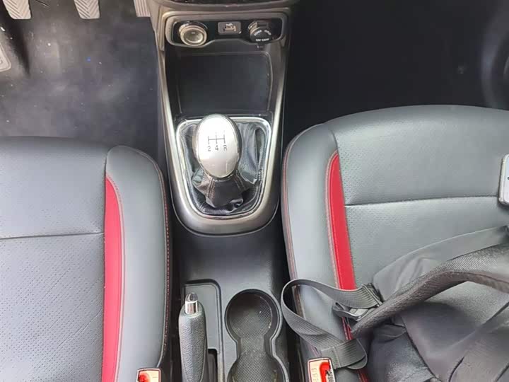 Changan CS15 2016 1.5 L MT — фото 14