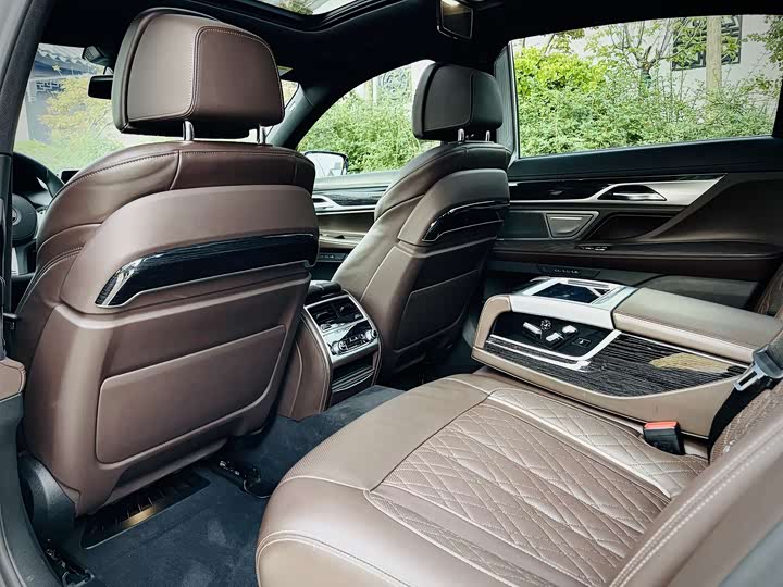BMW 7 Series — фото 15