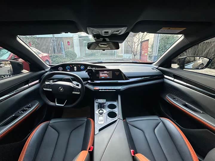 Changan UNI-V 2023 1.5 T Premium — фото 6