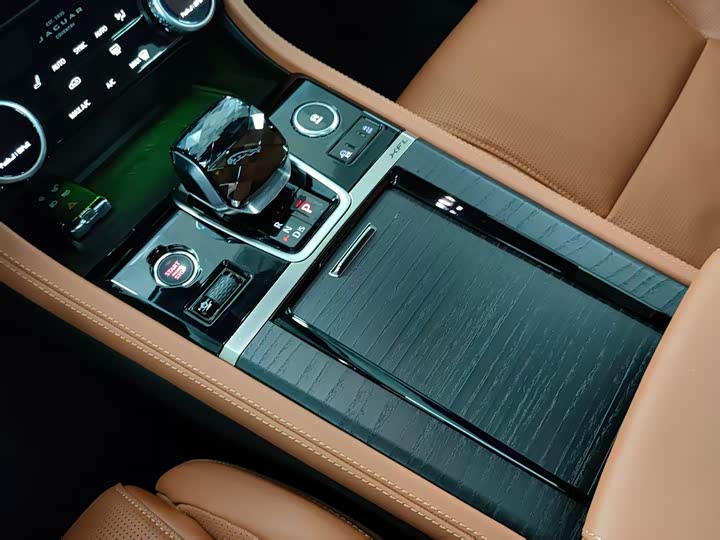 Jaguar XFL 2024 2.0 T P 300 4 WD — фото 13