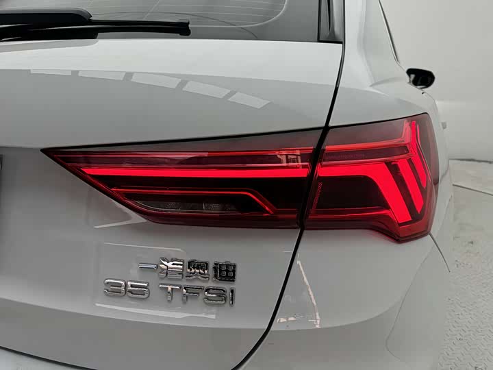 Audi Q3 2023 35 TFSI (1.4 T) — фото 11