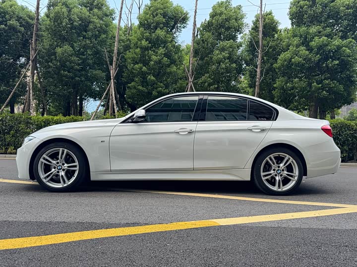 BMW 3-Series 2018 320i M — фото 10