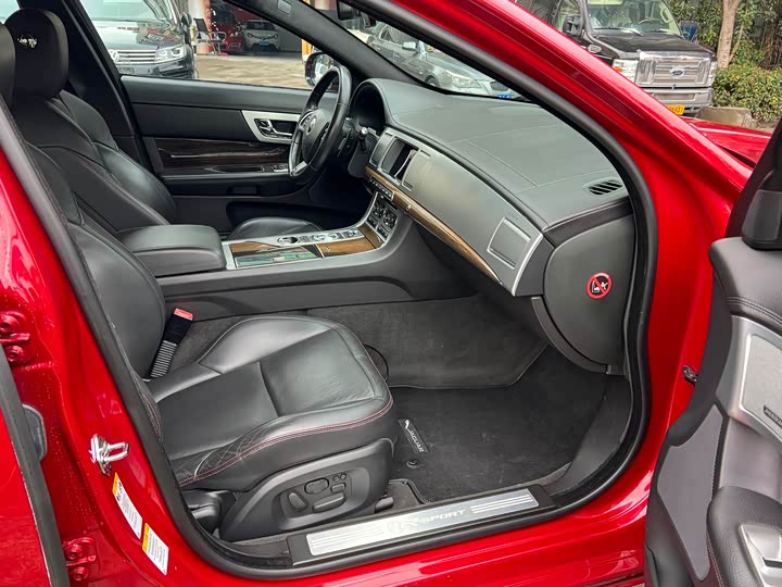 Jaguar XF 2015 XF 3.0 SC R-Sport — фото 14