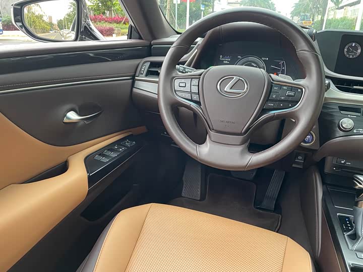 Lexus ES 2020 300h — фото 14