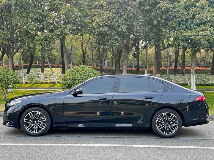 BMW 5-Series — фото 15