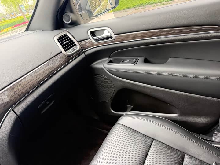 Jeep Grand Cherokee — фото 20