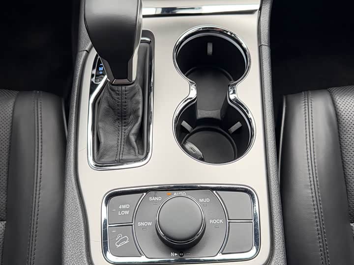 Jeep Grand Cherokee — фото 17