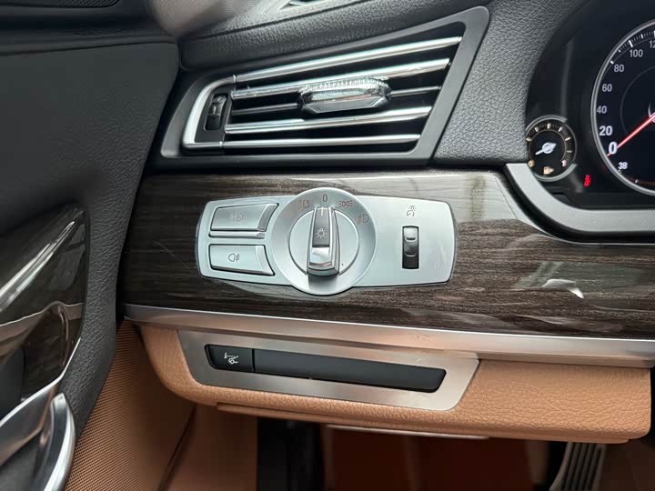 BMW 7 Series 740Li продвинутая — фото 11