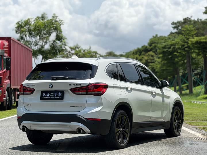 BMW X1 sDrive20Li стиль — фото 4