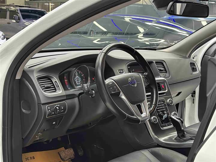 Volvo V60 2015 T 5 — фото 8
