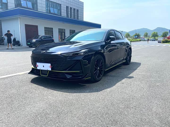 Changan UNI-V 2022 1.5 T — фото 1