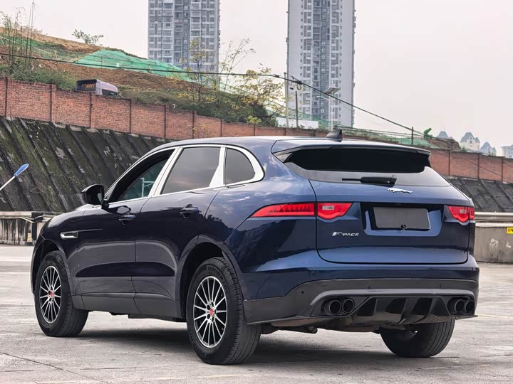 Jaguar F-PACE 2018 2.0 T 4 WD — фото 15
