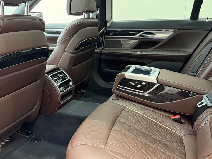 BMW 7 Series — фото 15