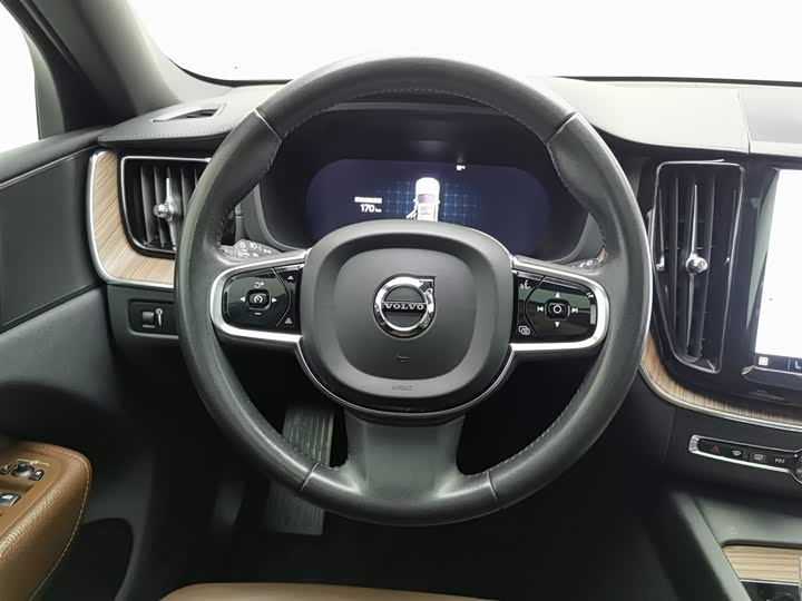 Volvo XC60 2022 B 5 4 WD — фото 11