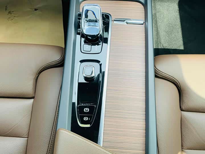 Volvo XC60 Hybrid 2024 T 8 PHEV 4 WD — фото 8