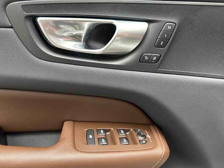 Volvo XC60 2025 B 5 4 WD — фото 14