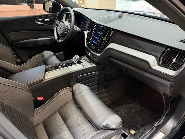 Volvo XC60 Hybrid 2025 Hybrid 4 WD — фото 12