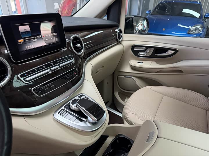 Mercedes-Benz V-Class 2017 V 260 — фото 15