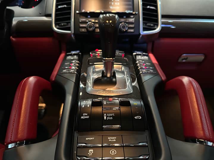 Porsche Cayenne 2016 Cayenne Turbo S 4.8 T — фото 13