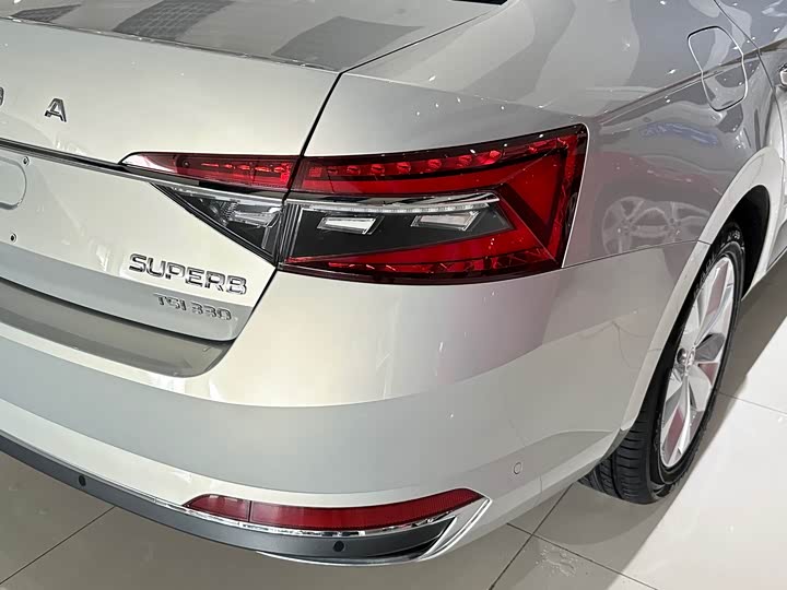 Skoda Superb — фото 9