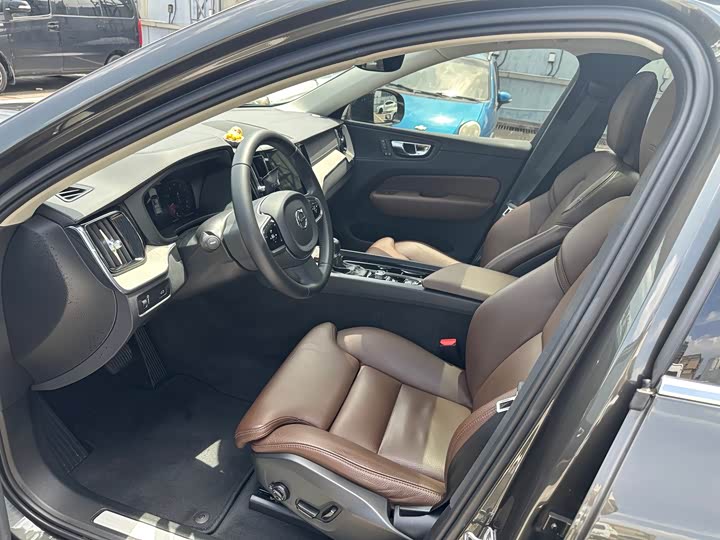 Volvo XC60 2020 T 5 4 WD — фото 4