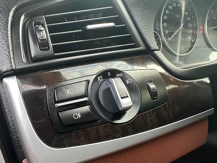 BMW 5-Series 2014 525 Li Leading — фото 22