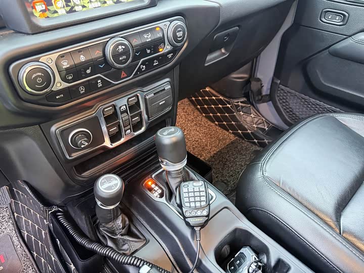 Jeep Wrangler — фото 20