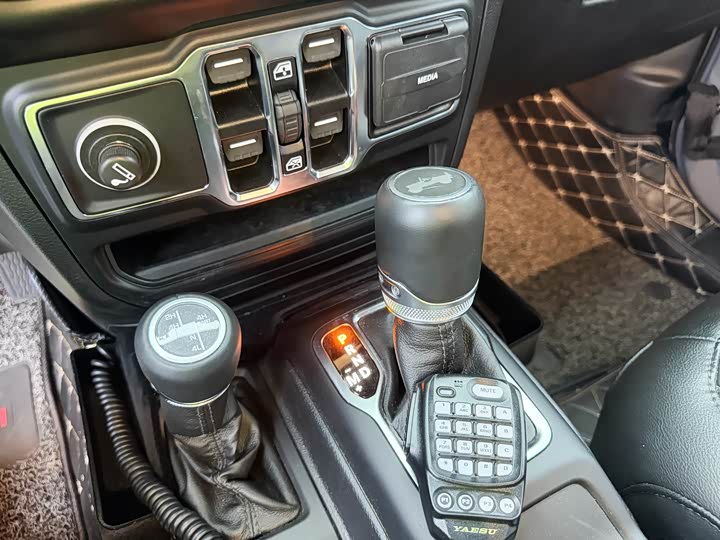 Jeep Wrangler — фото 23