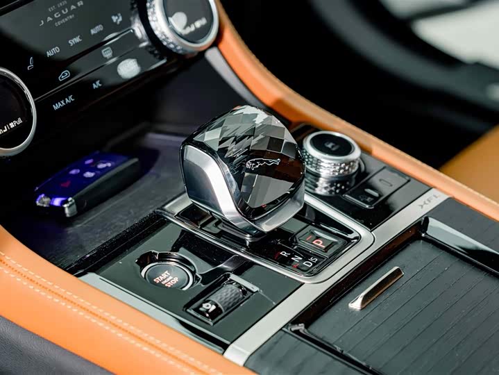 Jaguar XFL 2024 2.0 T P 300 4 WD — фото 17