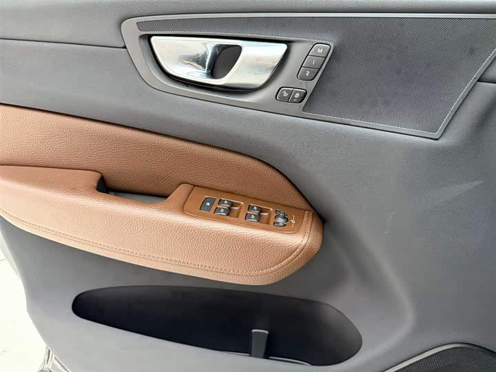 Volvo XC60 2022 B 5 4 WD — фото 21