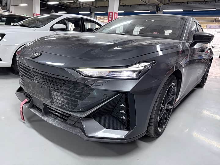 Changan UNI-V 2022 1.5 T — фото 1