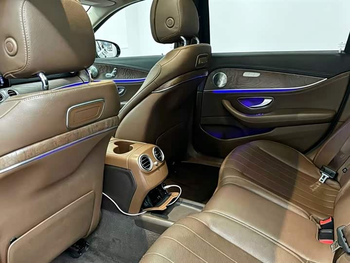 Mercedes-Benz E-Class E 200 L — фото 6